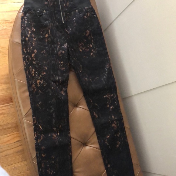 Brand new never worn Bebe high waist elastic zip front foil skinny jeans. Sz: 28 - Picture 8 of 8